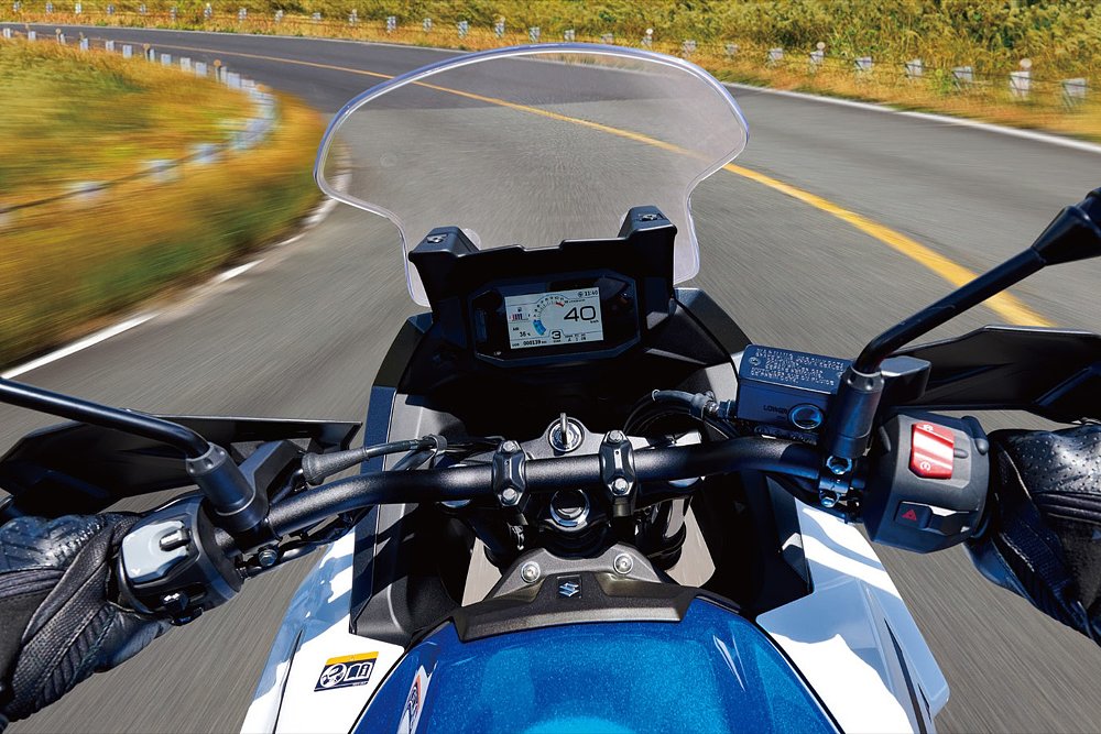 A rider's POV from the SV-7GX's cockpit.
