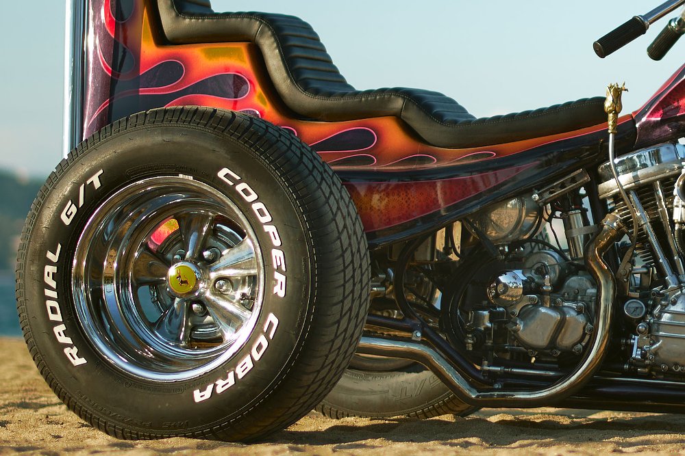 view of the wide rear tires on the trike