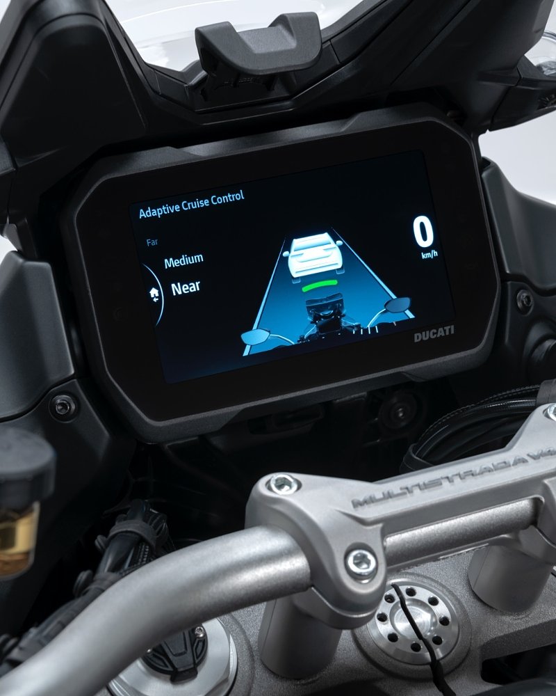 image of screen on a motorcycle showing following distance to car ahead in cruise control mode