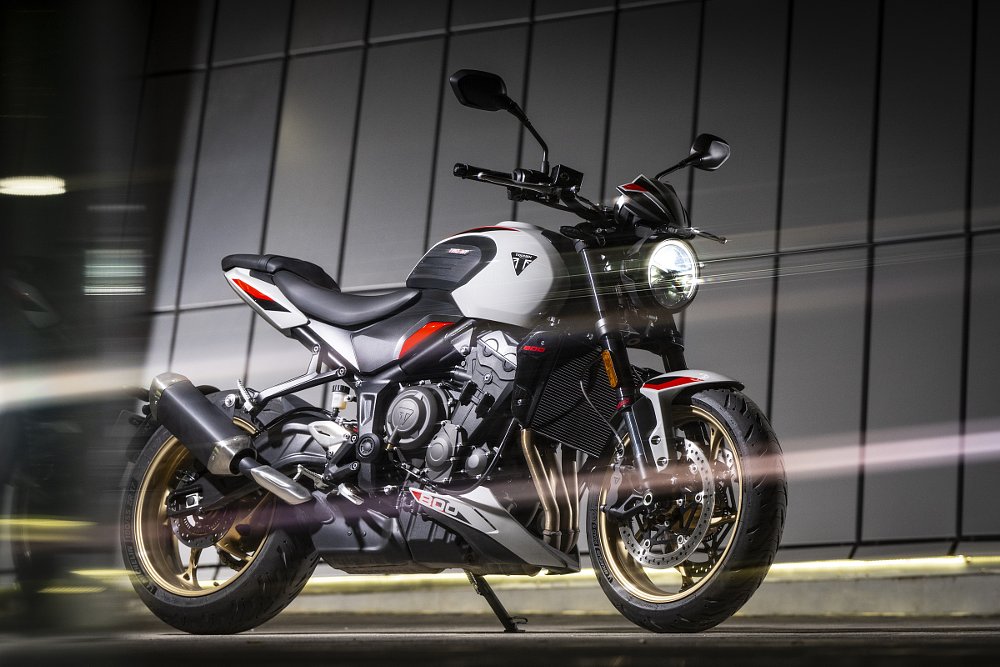 photo of the Trident 800 in a city setting at night