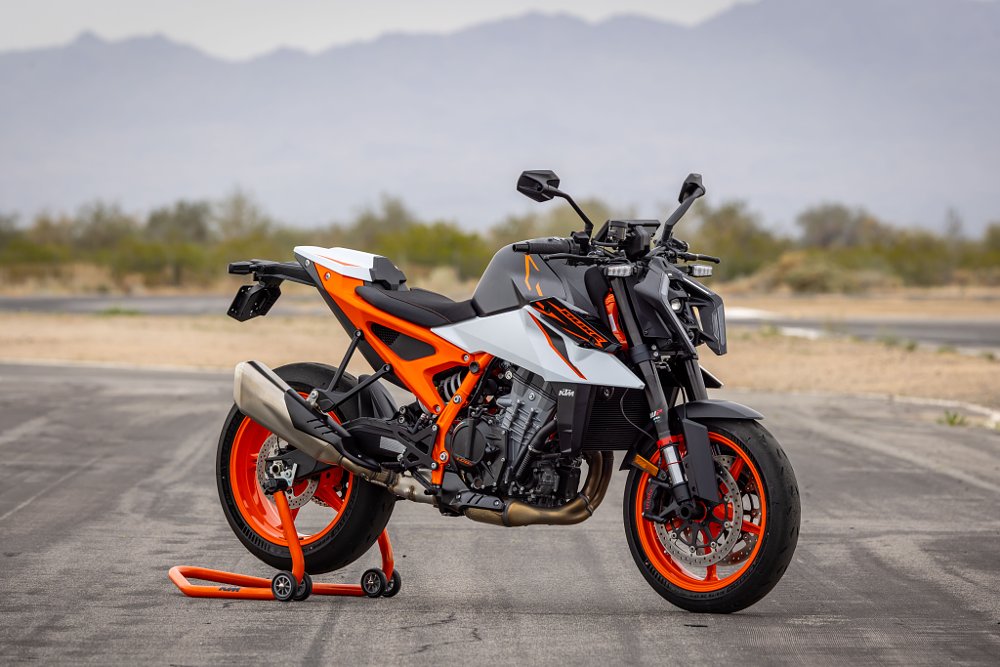 2026 KTM 990 Duke R static