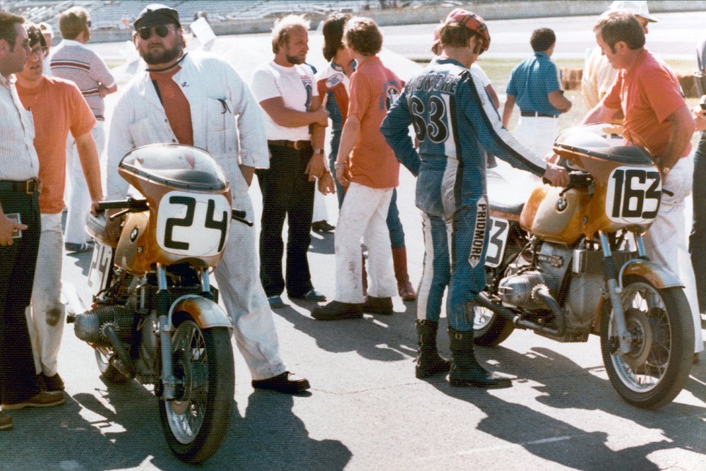 The Butler & Smith team standing next to a pair of race-ready R90S superbikes.