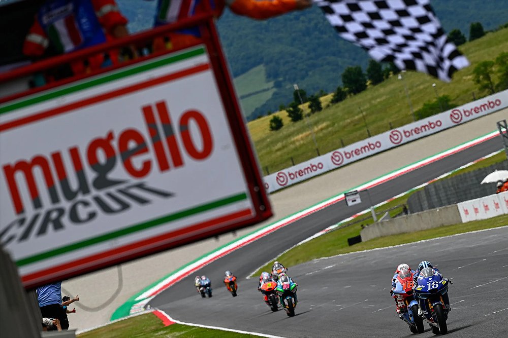 Joe Roberts beats Manu Gonzalez to the finish line at the 2024 Italian Grand Prix.