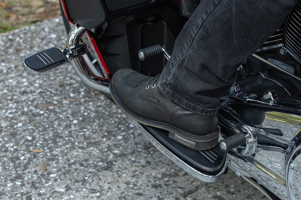 view of boot on the floorboard of the Road Glide Limited