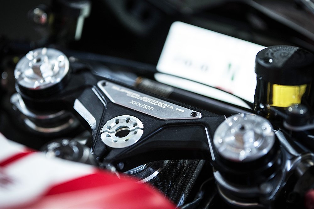 A close-up of the Superleggera V4 Centenario's stamped top clamp.