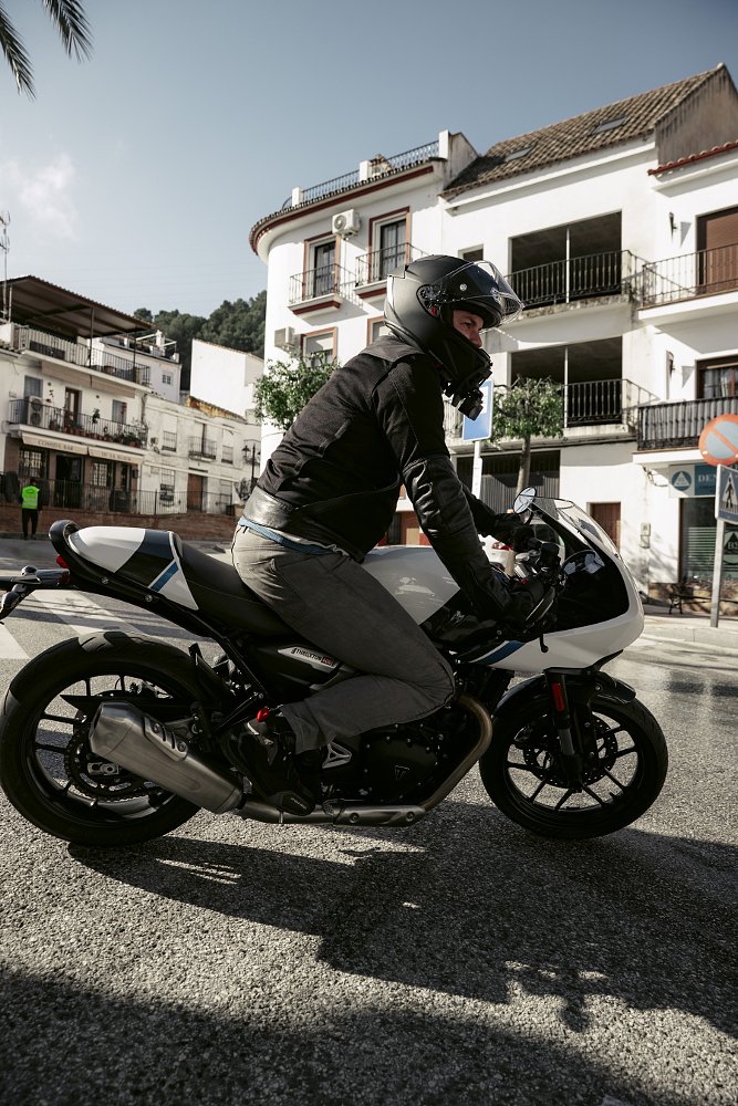 riding the white Thruxton 400 in the city