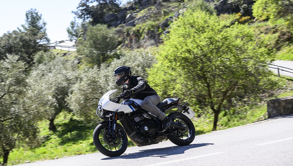 Triumph Thruxton 400 and Tracker 400 first ride