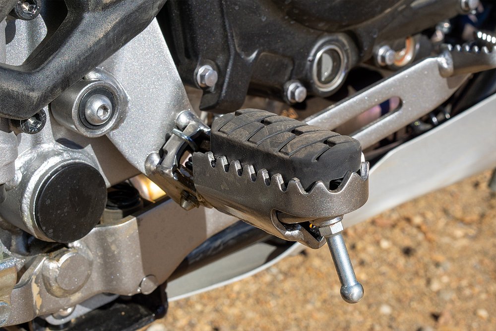 A close-up of the KLE500 SE's footpeg.