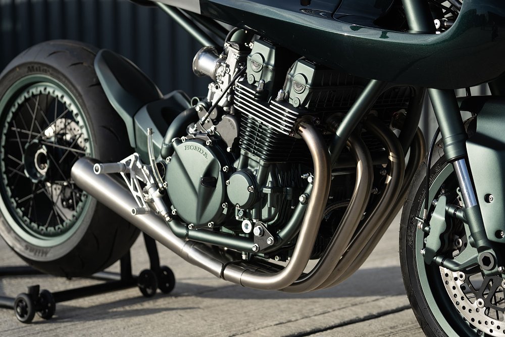 view of the four-cylinder engine and single-sided swingarm