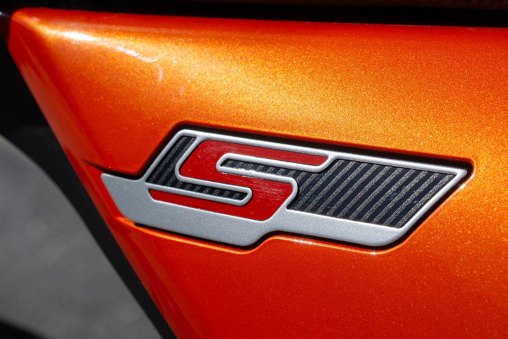 A close-up of the R 12 S's panel-mounted S medallion.