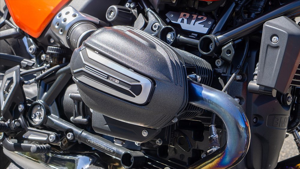 A close-up of the R 12 S's 1,170 cc air/oil-cooled boxer engine.