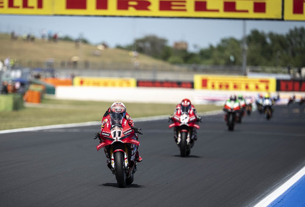 Bulega leading the race in Italy with Lecuona in second, others trailing in the distance on the straight