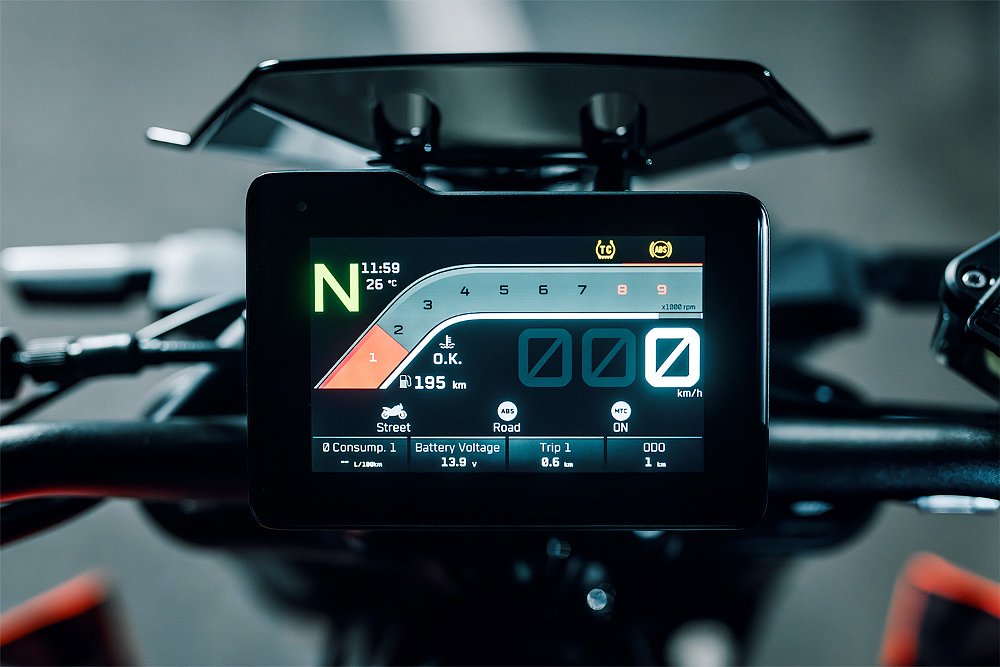 A close-up of the 790 Duke's five-inch TFT display.