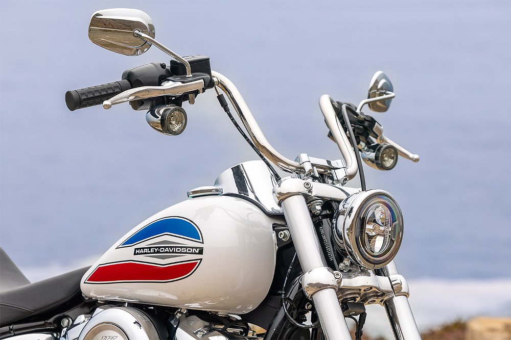 A close-up of the Super Glide's front end.