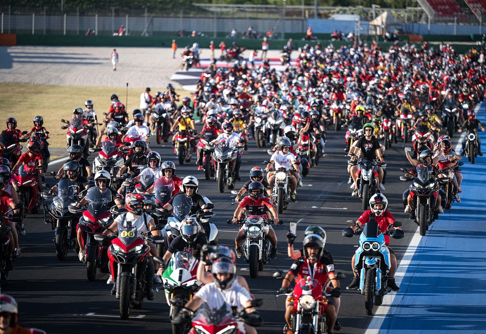 huge crowd of riders circulating on the track