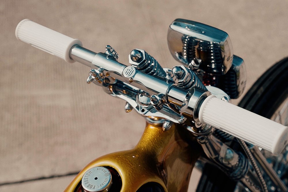 short, flat chromed handlebar with white grips