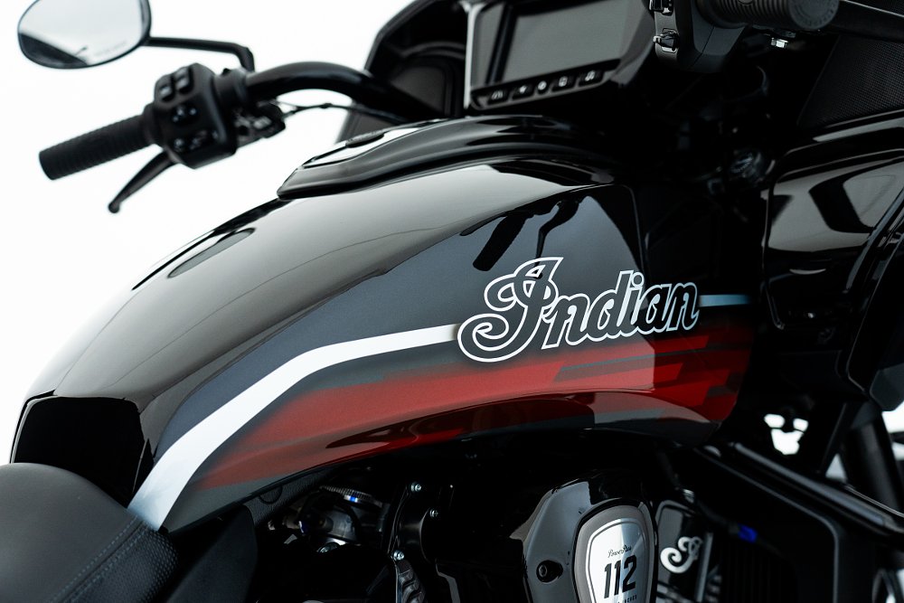 close view of complicated multi-toned red highlights on black paint on the Challenger Signature Series edition's tank