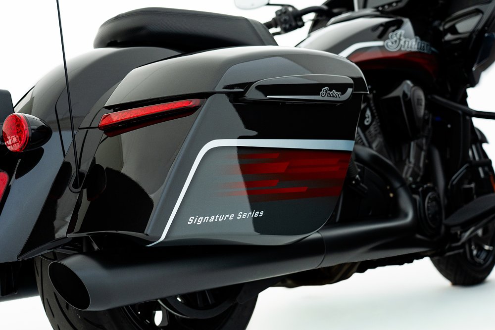 studio photo, rear view of the integrated black and red saddlebags