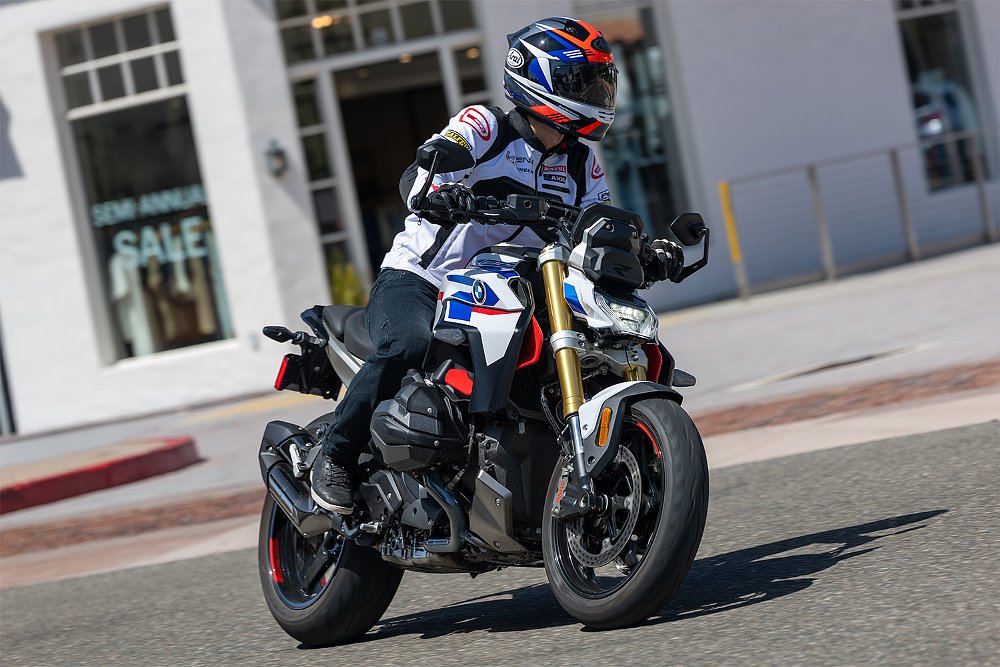 Dustin guides the R 1300 R through an intersection.