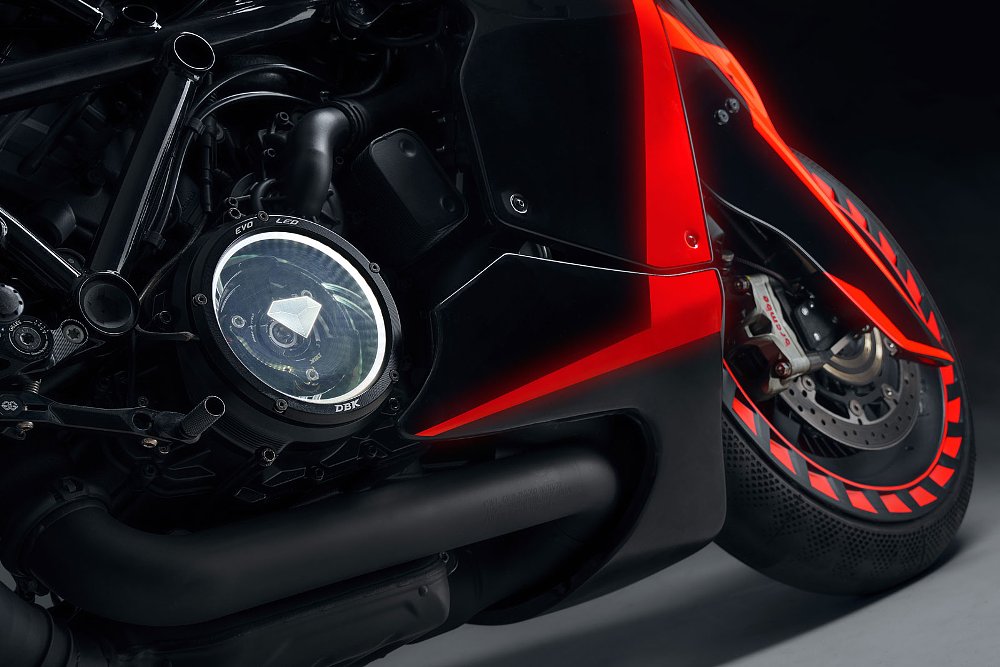 close view of the clear clutch cover allowing you to see the parts inside