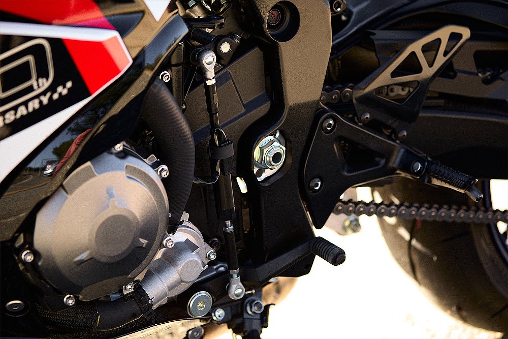 A close up of the GSX-R1000RS's quickshifter.