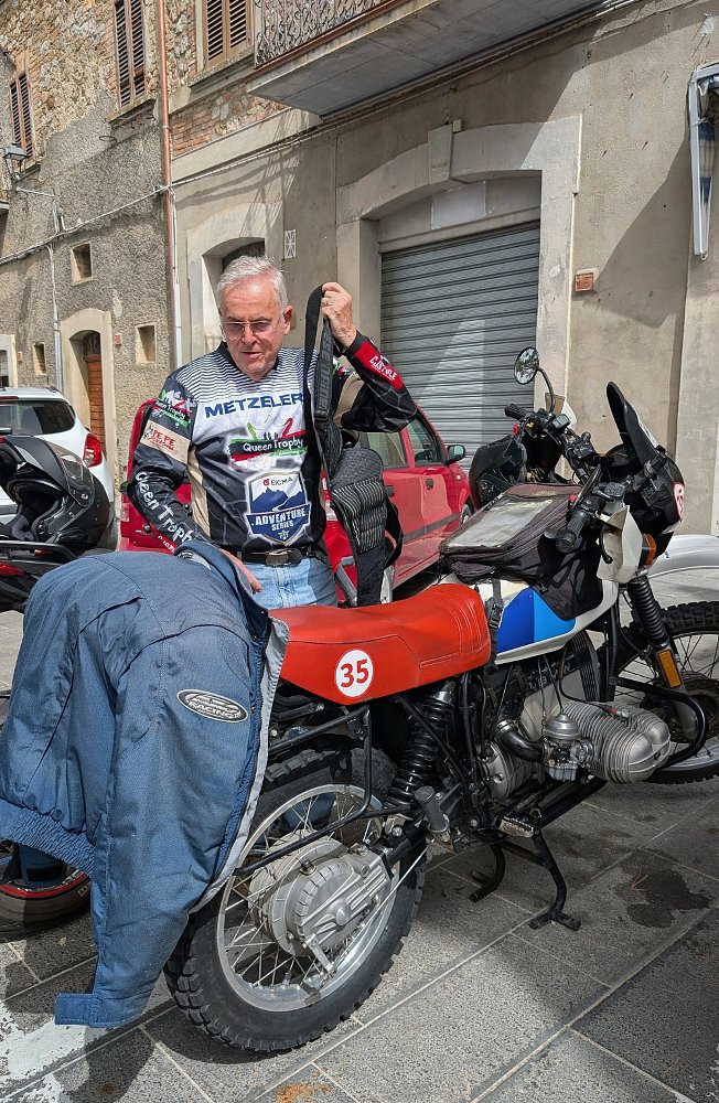 Andrea Angiolini beside his original BMW R 80 G/S with red seat and blue and white colors