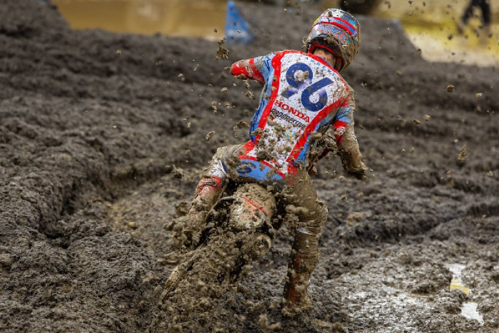 Lawrence racing in the deep mud of round 1, seen from behind