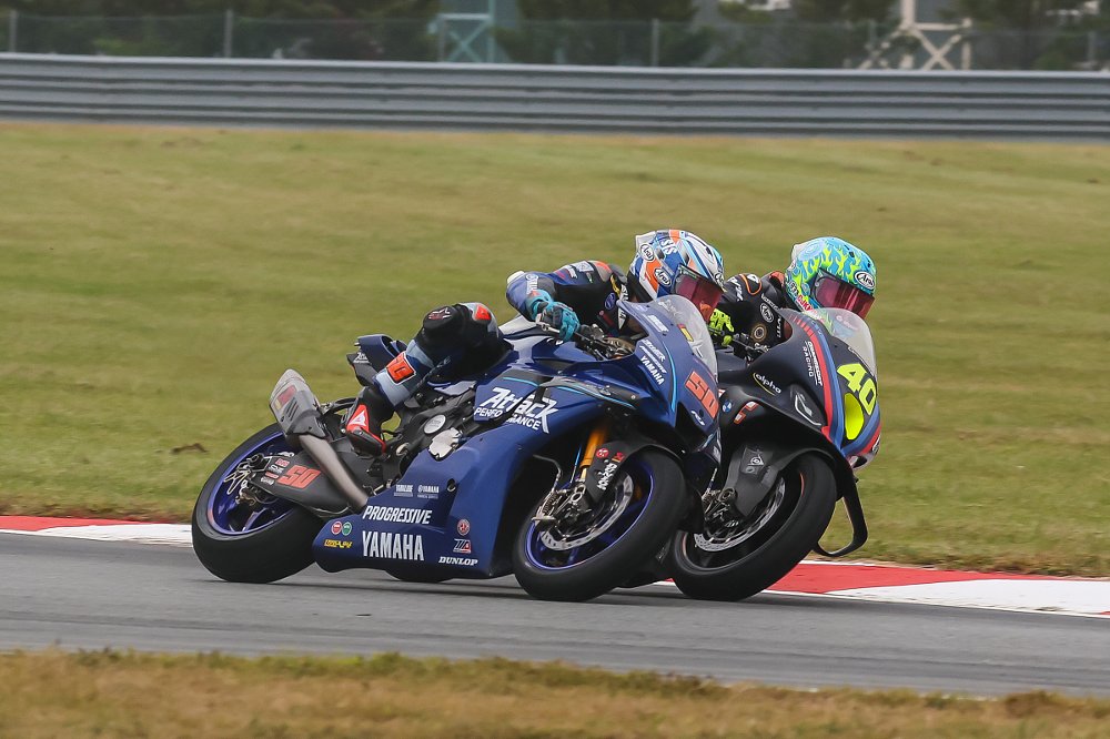 Fong and Kelly racing side by side in close quarters
