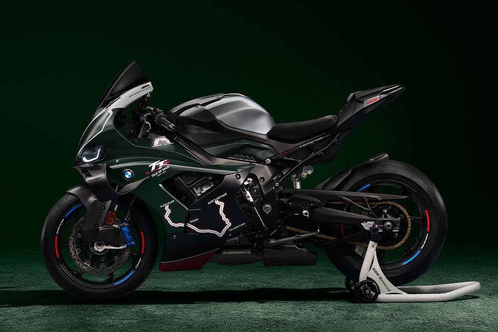 The M 1000 RR Isle of Man TT Edition staged in front of a dark green background.