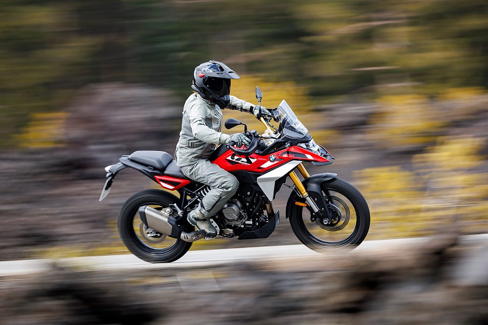 An F 450 FS rider pushes the pace on a mountainside road.