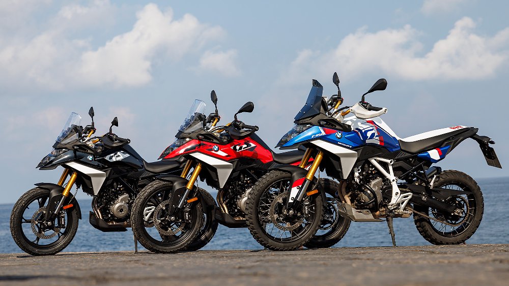 A three variants of the F 450 GS lined up in a staggered possition.