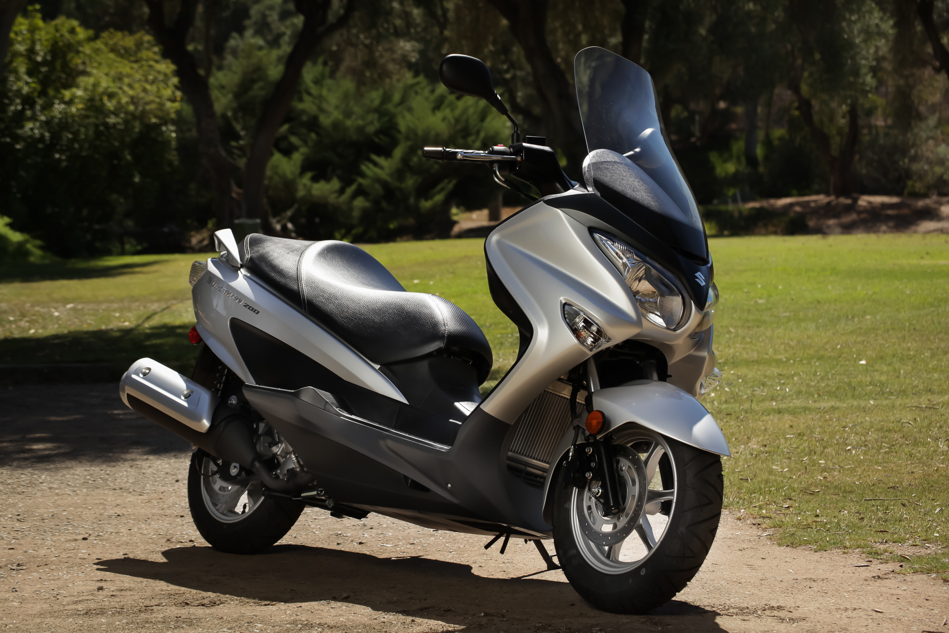 Scooter battle: 2015 Yamaha SMAX vs. 2014 Suzuki Burgman 200 - RevZilla