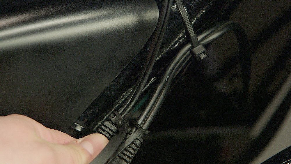 Different gauge SAE leads