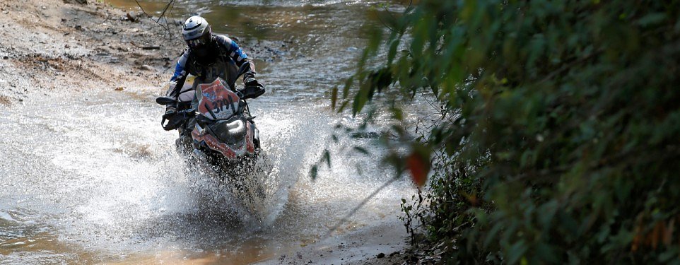 Video: Mud, sweat and the clash of titans in Thailand 