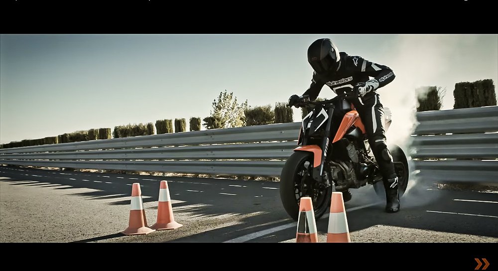 Video: KTM shows the 790 Duke in tire-shredding action