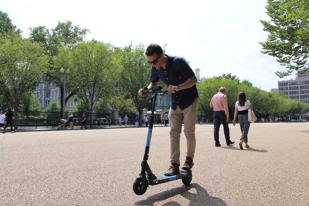Wheelie electric scooter