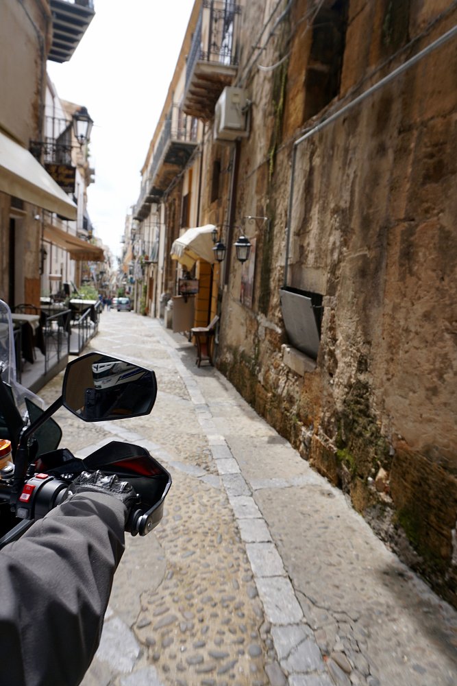 road into Roccavaldena