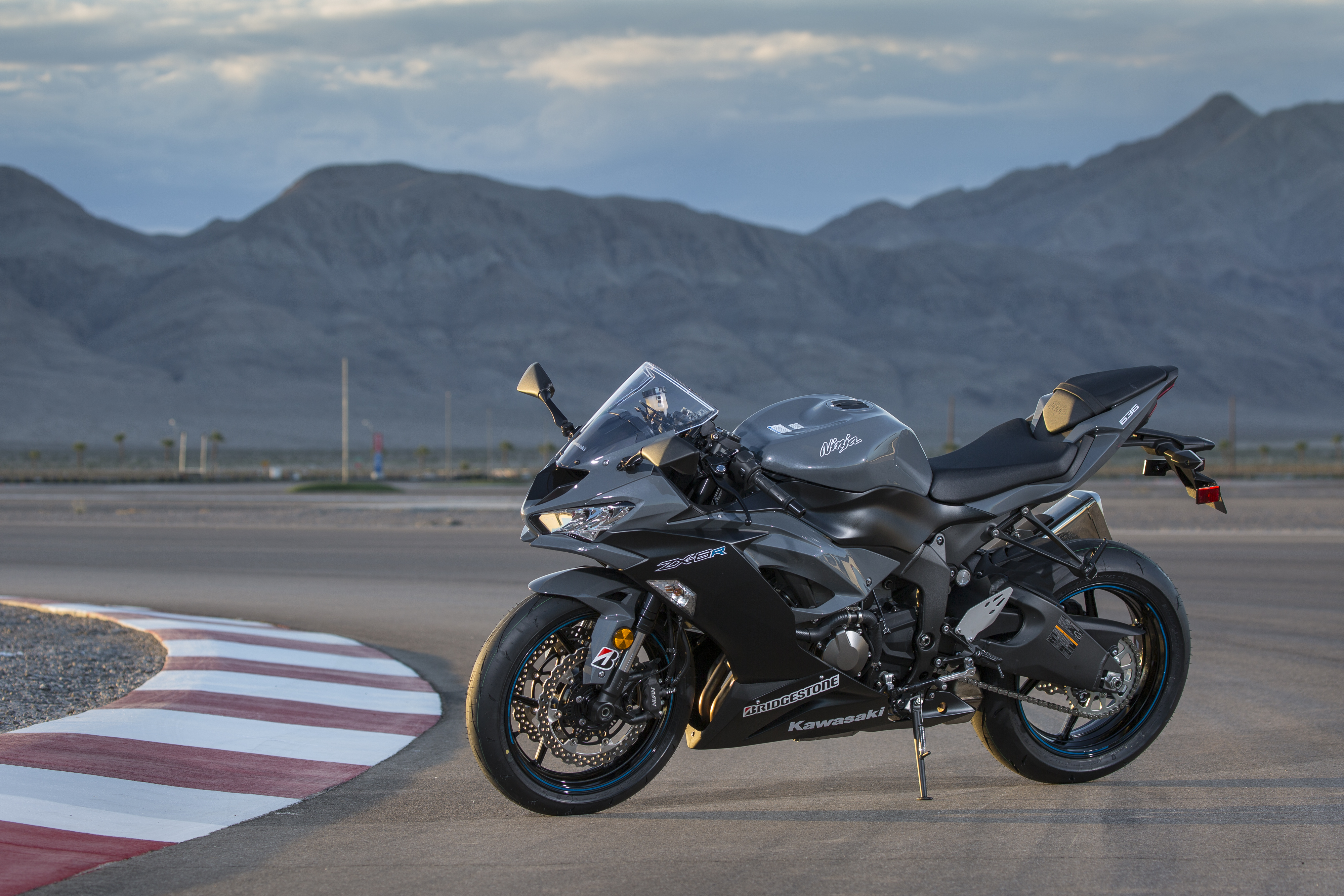 ダークロード 2019 Kawasaki Ninja ZX-6R first ride motorcycle review - RevZilla