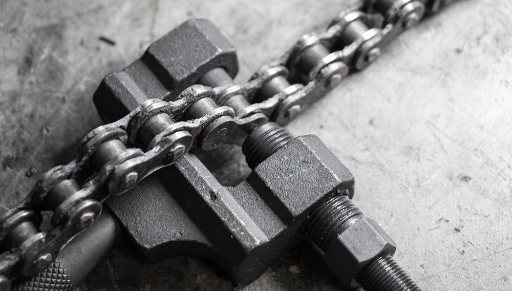 How to use a chain breaker