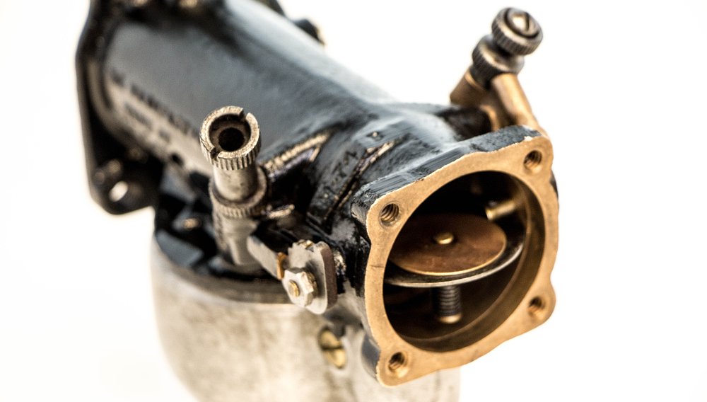 How does a carburetor work?
