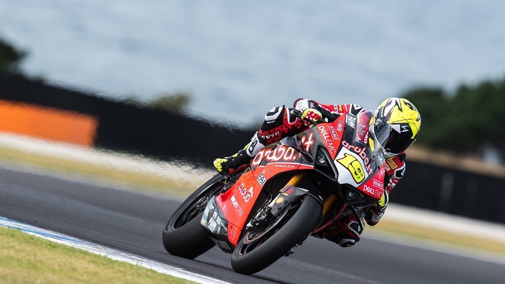 World Superbike preview: A fast newcomer on a new V4 Ducati challenges Rea