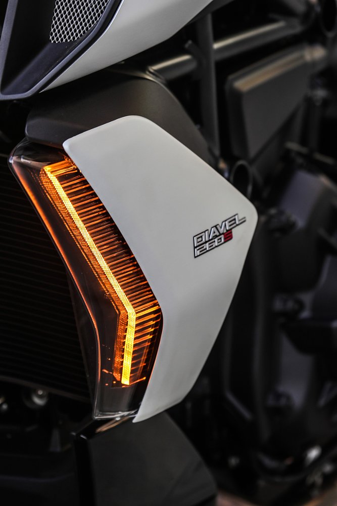 Ducati Diavel 1260 S turn signals