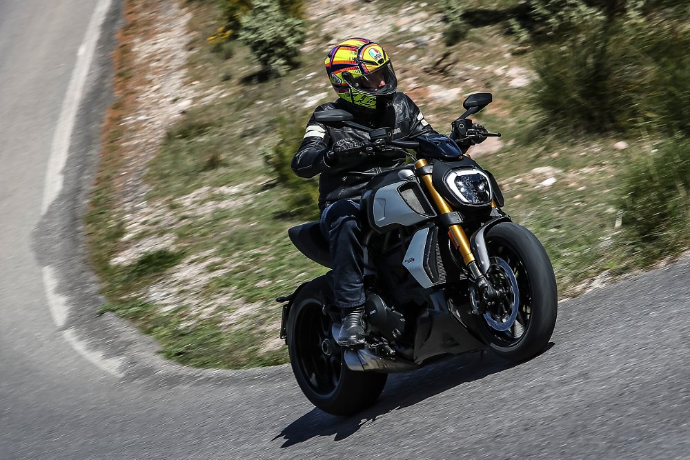 Ducati Diavel 1260 S cornering