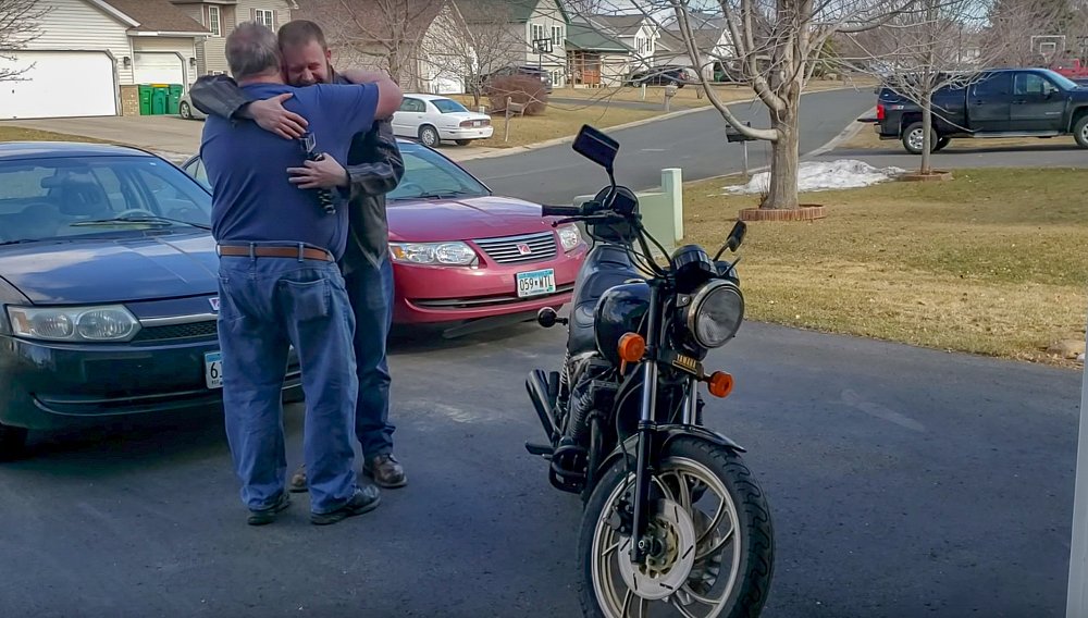 Video: Man steals his father's motorcycle... to restore it