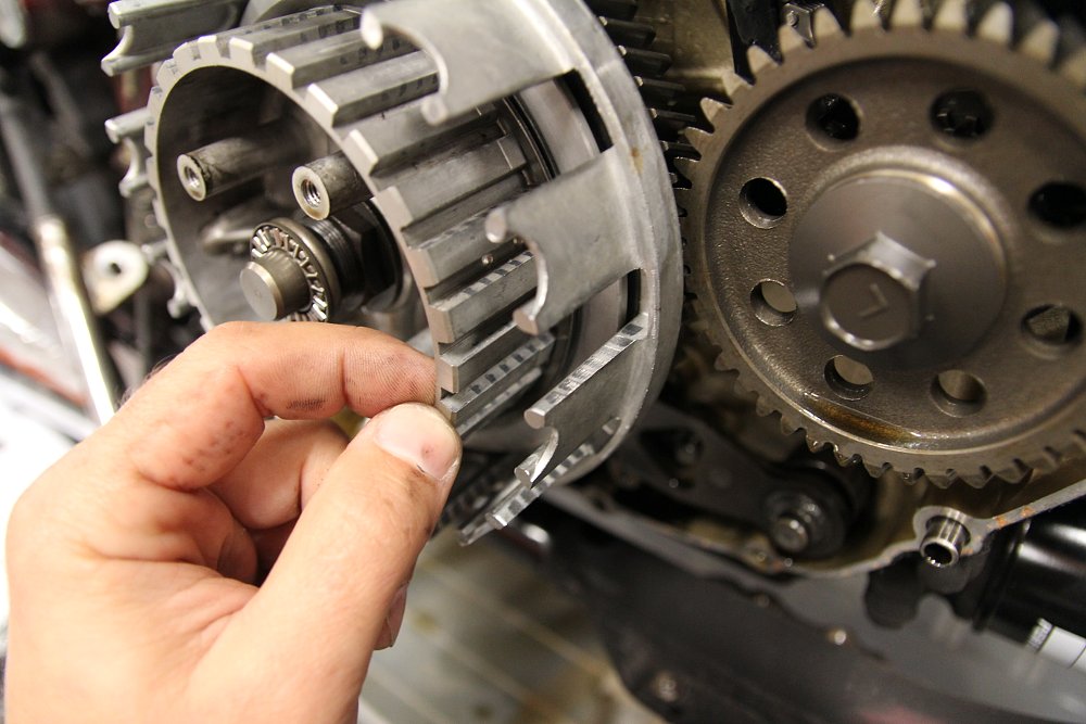 How to replace a motorcycle clutch - RevZilla