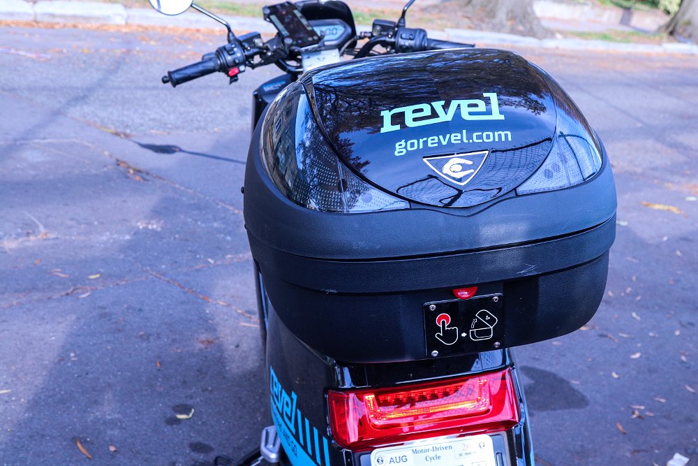 Revel moped cargo