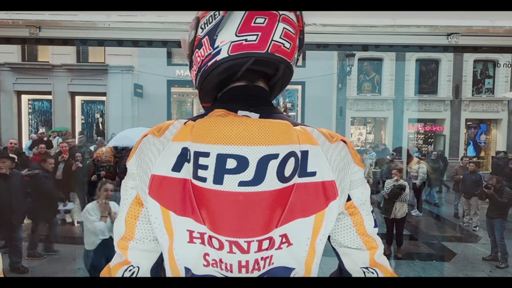 Video: Marquez plays a prank on Madrid shoppers