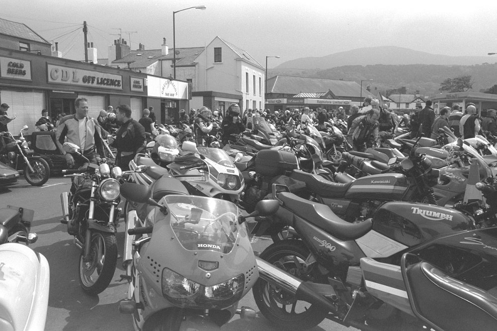 crowds at the 2002 Isle of Man TT