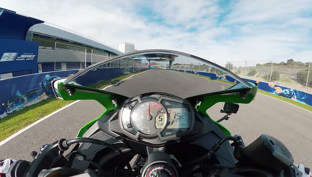 Video: The four-cylinder Kawasaki ZX-25R in action
