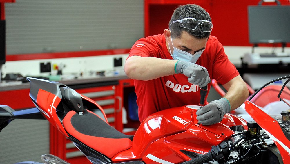 Video: Building the first Ducati Superleggera V4